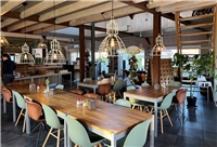 Im Restaurant des Ferienparks Tjermelan beginnt der Tag mit einem frisch zuberei...