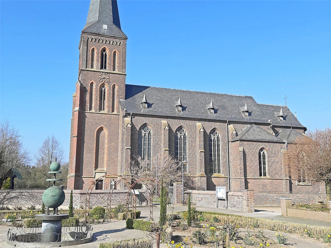 "Boulebahn im Schatten der St. Stephanus-Kirche, idyllische Spielszene, historische Architektur im Hintergrund"