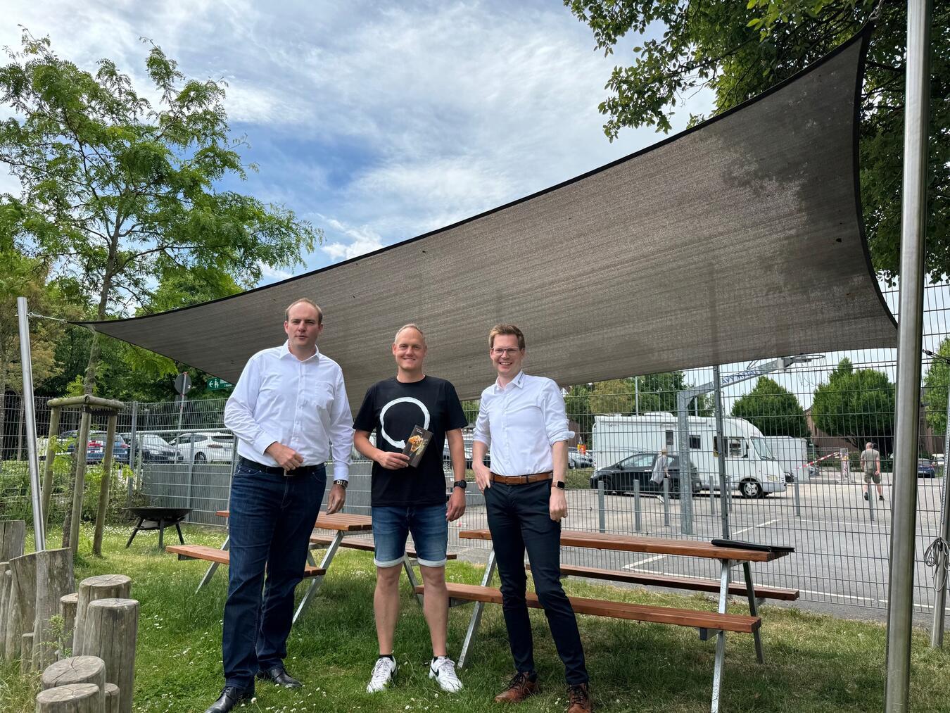 Im Schatten des neuen Sonnensegels dankt Norman Gebbing-Koltsch (M.) den beiden Niederrhein.IT-Geschäftsführern Stefan Potrykus (l.) und Christoph Hartleb. Foto: privat