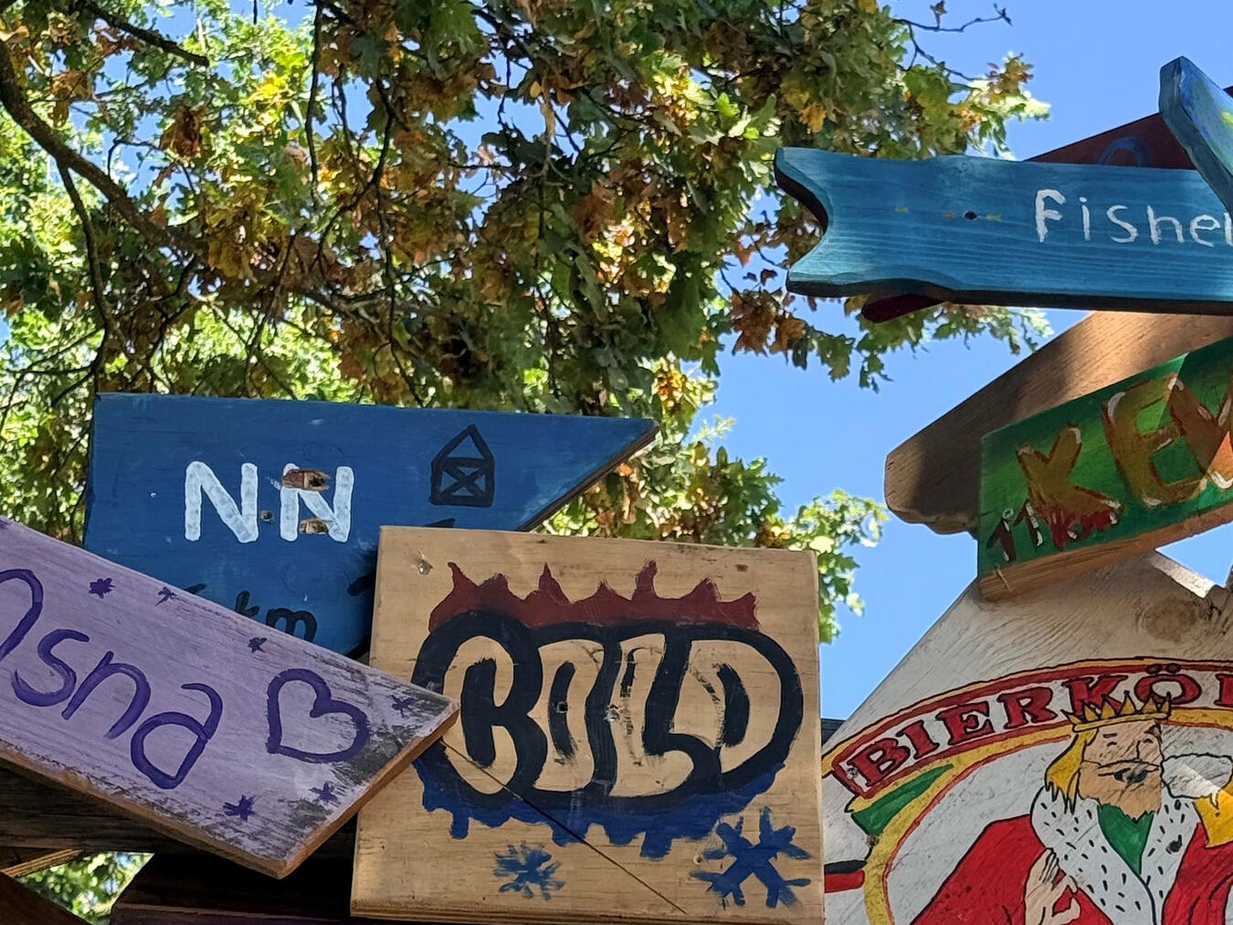 "Kreative Schilder im Schilderwald, Besucher gestalten eigene Designs, NN-Schild aus dem Vorjahr, Foto von Andrea Kempkens"