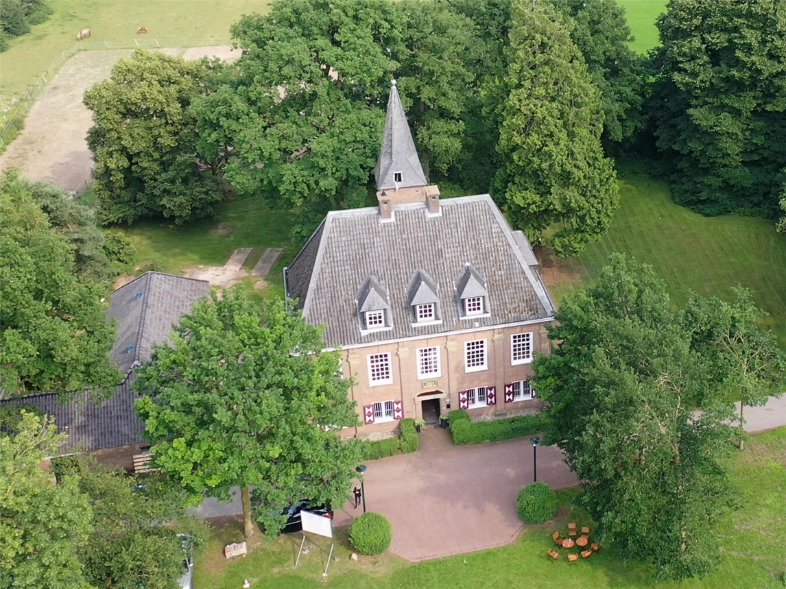 "Schlösschen Borghees bei Nacht, Veranstaltungsort des Studenten-Klavierfestivals"