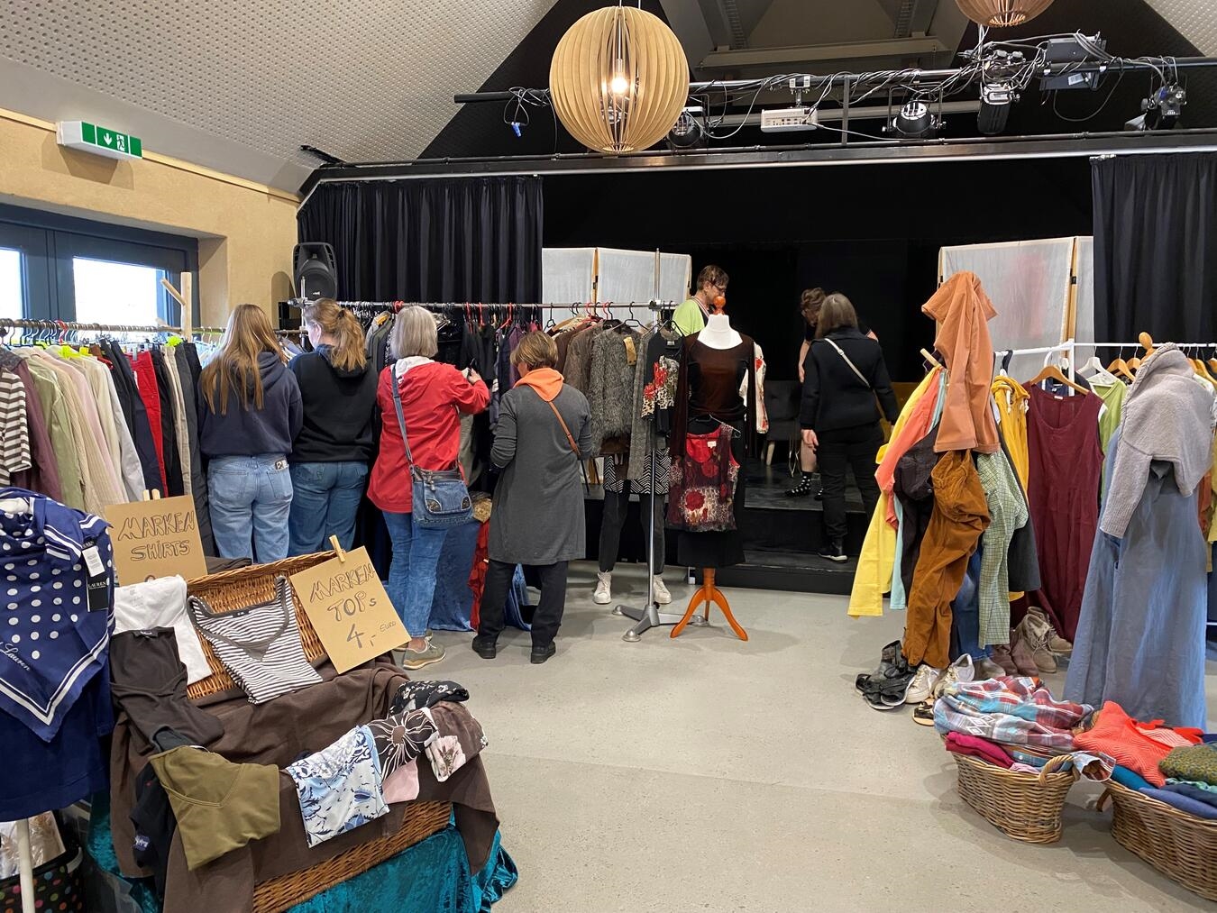 "Secondhand-Modemarkt für Frauen im Schlösschen Borghees, stilvolle Modeangebote, Event-Location"