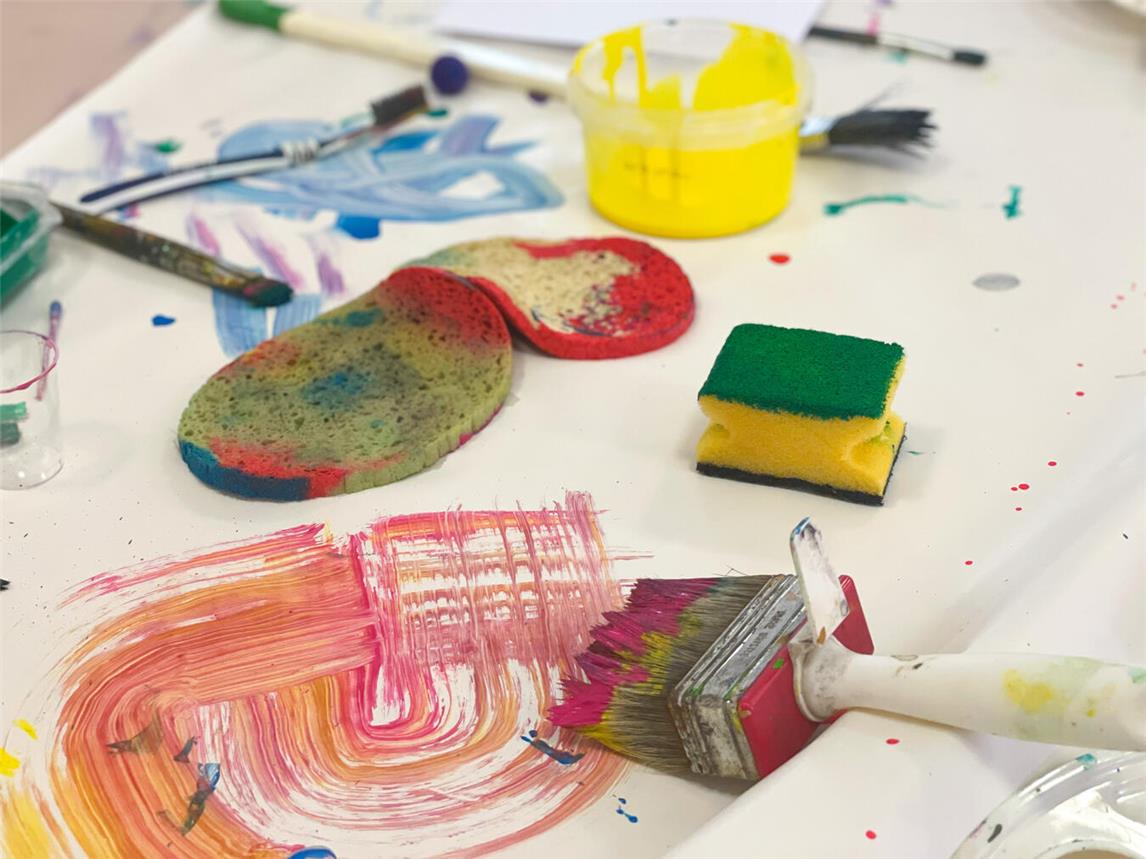 Im Schlosspark probieren die Kinder verschiedene Maltechniken aus: Es wird gespritzt, gepinselt und Farbe fließt. Foto: Stiftung Museum Schloss Moyland