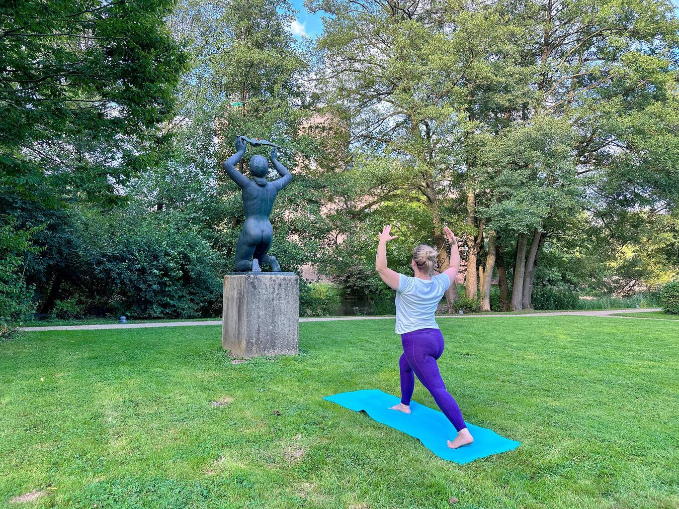 Im Skulpturenpark des Museums wird am Langen Donnerstag Yoga mit Dr. Gina Möller angeboten. Foto: Stiftung Museum Schloss Moyland