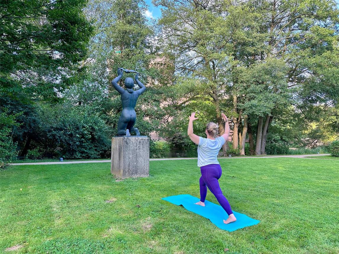 Im Skulpturenpark des Museums wird am Langen Donnerstag Yoga mit Dr. Gina Möller angeboten. Foto: Stiftung Museum Schloss Moyland