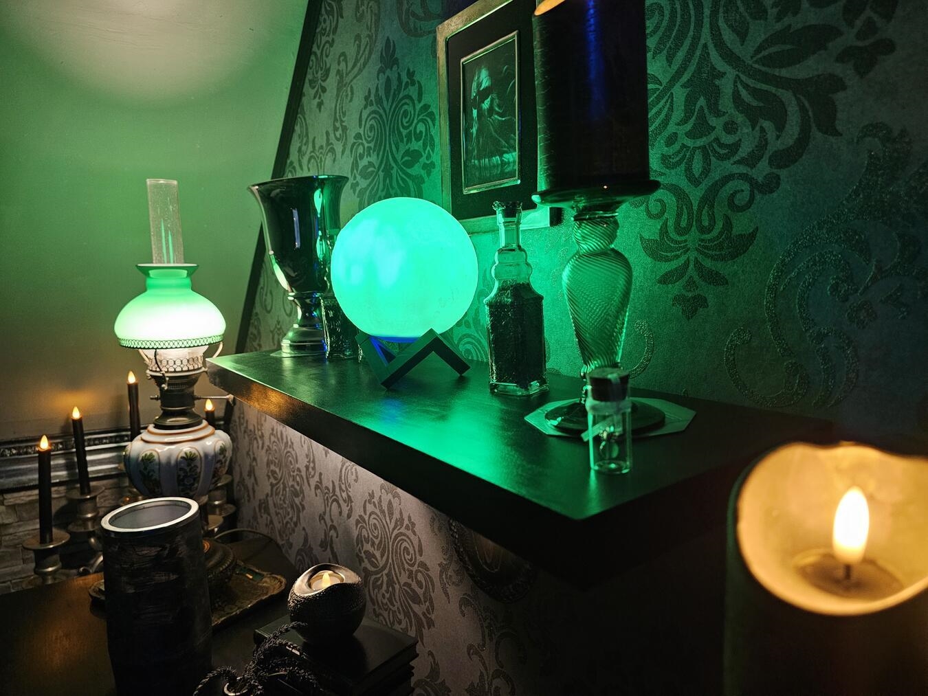 Eine magische Welt mitten in Wemb "Slytherin-Zimmer mit grünen Akzenten, Hogwarts-inspiriertes Design"