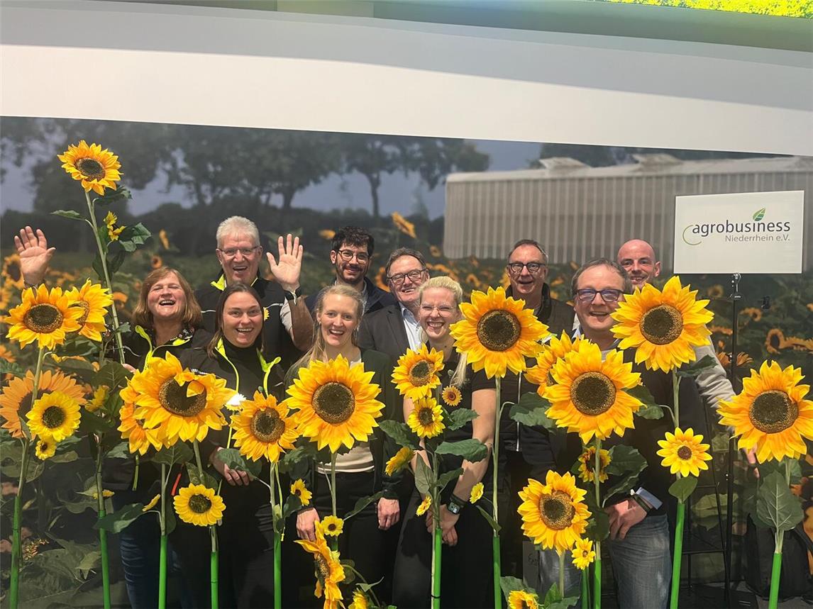 Im Sonnenblumenfeld von Agrobusiness Niederrhein auf der Grünen Woche in Berlin: (v.l.) Birgit Schultz, Jürgen Schultz (Schultz Blumenhandel und Logistik, Straelen), Judith Schmitz (Soepenberg, Hünxe), Lucas Dahl und Stella Lorscheidt (AI.Land, Krefeld), Norbert Scholten, Susanna Huse (Soepenberg, Hünxe), Ralf Stobbe, Kai Merbecks (Suthor Papierverarbeitung, Nettetal) und Henk-Jan Eling (Soepenberg, Hünxe); ebenfalls mit dabei und nicht auf dem Foto die Mitglieder Azaleen Manten, Bactiva, Baum & Bonheur, Stadt Straelen, Steuerberatung Steger & Minten, Wirtschaftsförderung Kreis Kleve, Kreis Viersen.Foto: Agrobusiness Niederrhein