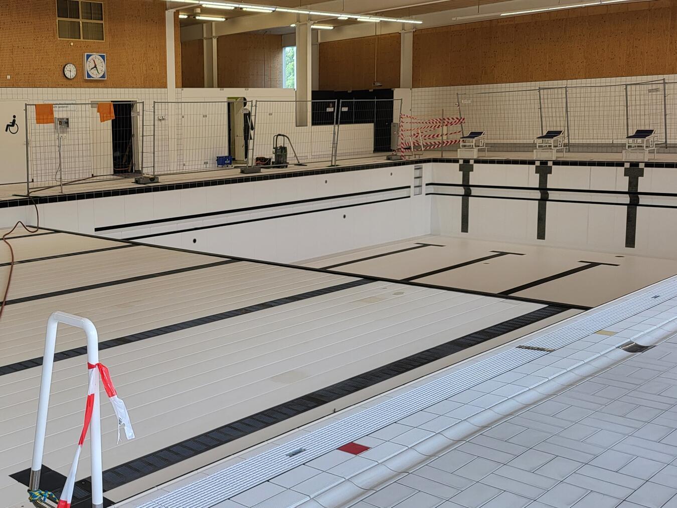 Im Stadtbad werden die Fliesen neu verfugt. Mitte August wird das Becken dann befüllt, damit das Bad im September wieder öffnen kann. NN-Foto: Michael Bühs
