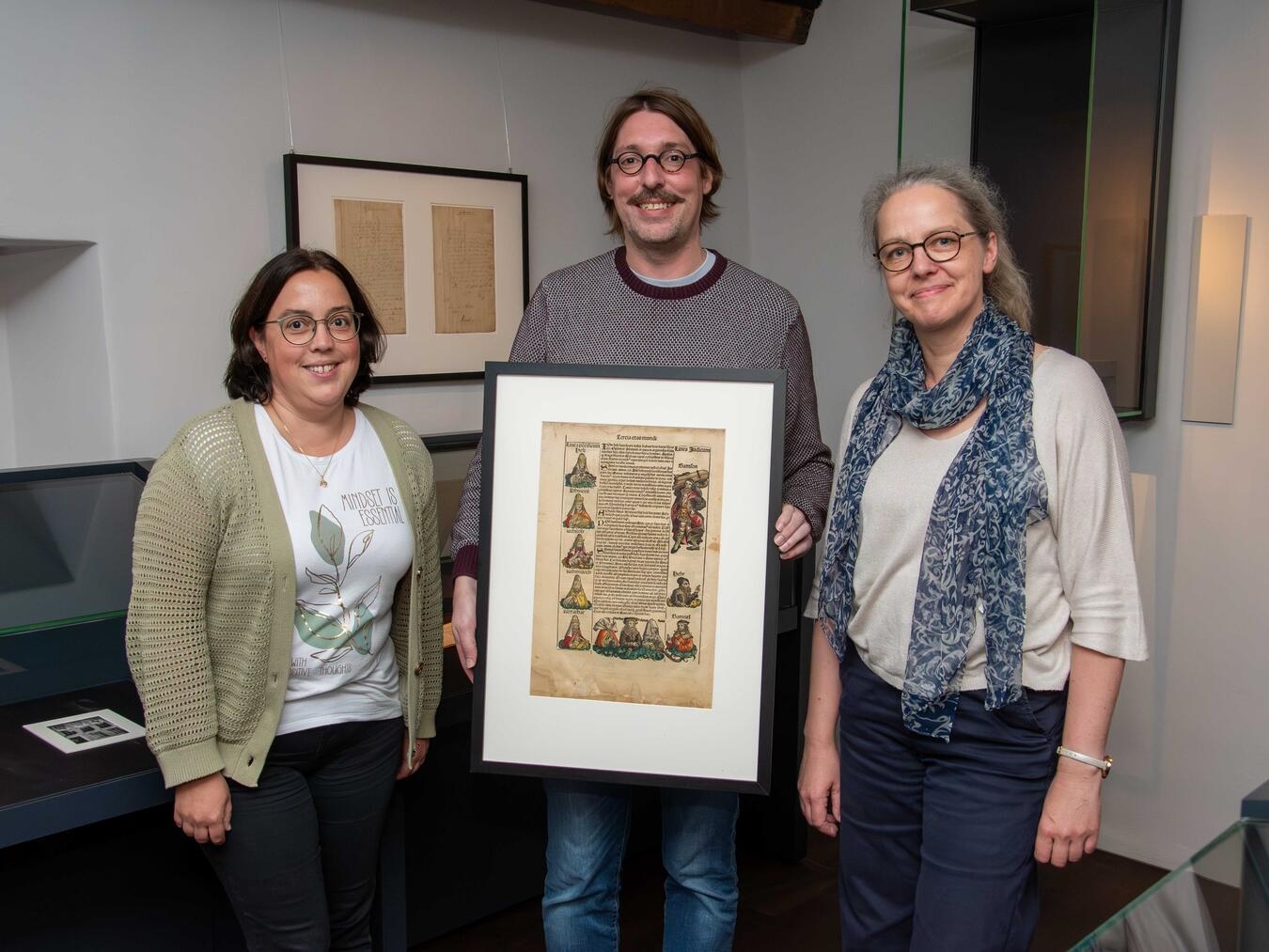 Bei Führungen zu jüdischen Darstellungen Xantener Dom neu kennenlernen Im Stiftsmuseum laufen die letzten Vorbereitungen für die „Bruchstücke“-Sonderausstellung. Christiane Flüchter, Thomas Hensolt und Claudia Kienzle (v.l.) hoffen auf viele Besucher.Foto: Bischöfliche Pressestelle / Christian Breuer