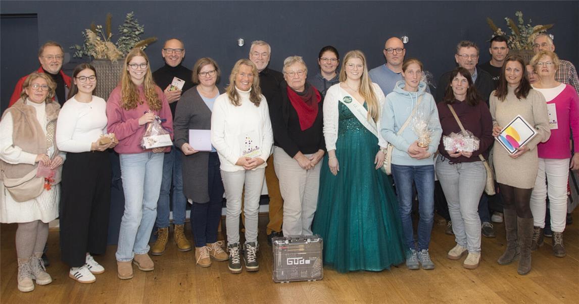 Im Straelener Hof konnten die Gewinner der 30 Sonderpreise ihre Gewinne entgegennehmen. Foto: AusStraelen