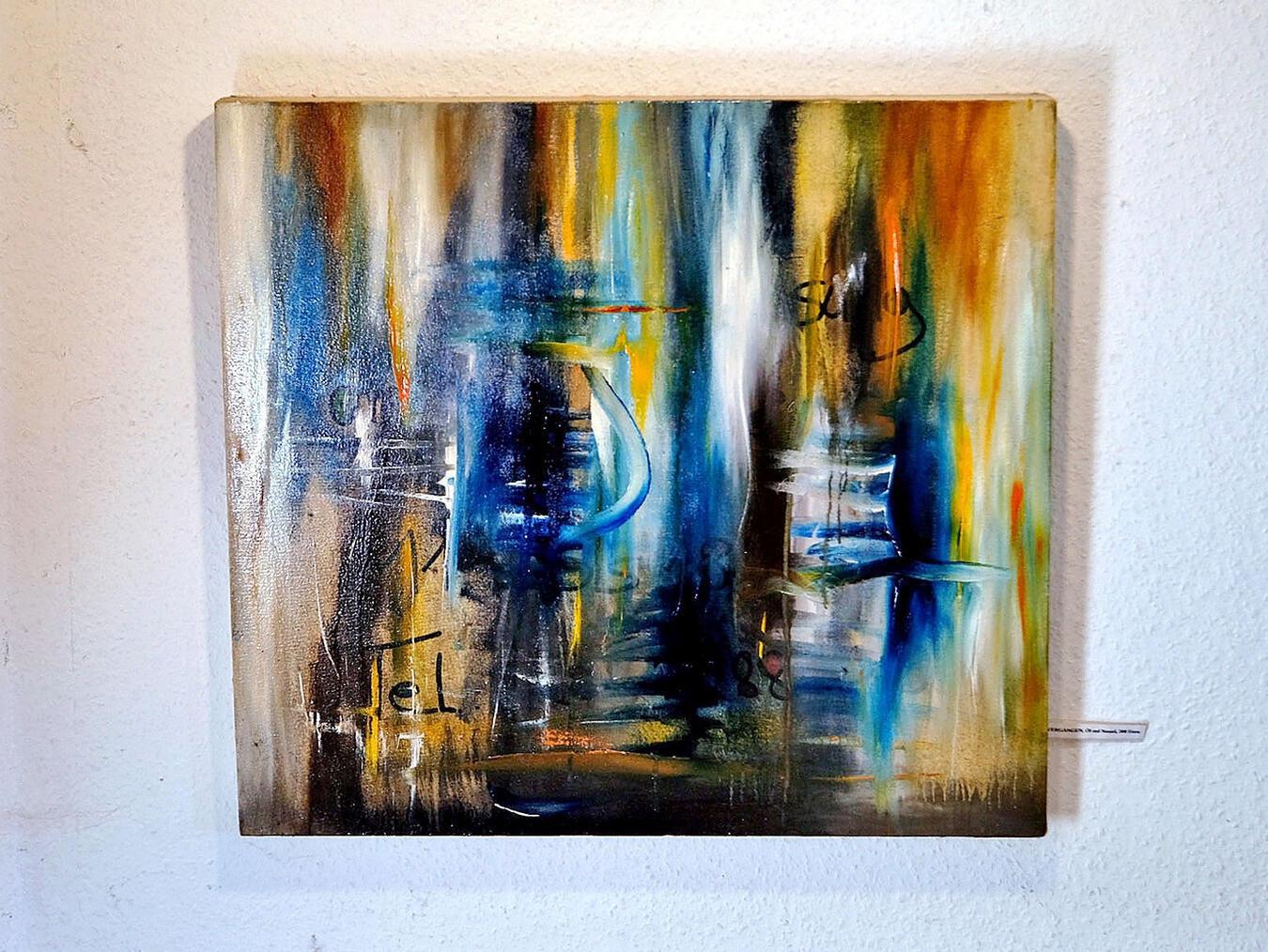 Im Treppenhaus: Ölbilder, Objekte. Manches schrill, anderes verhalten – zurückgenommen. NN-Foto: Rüdiger Dehnen