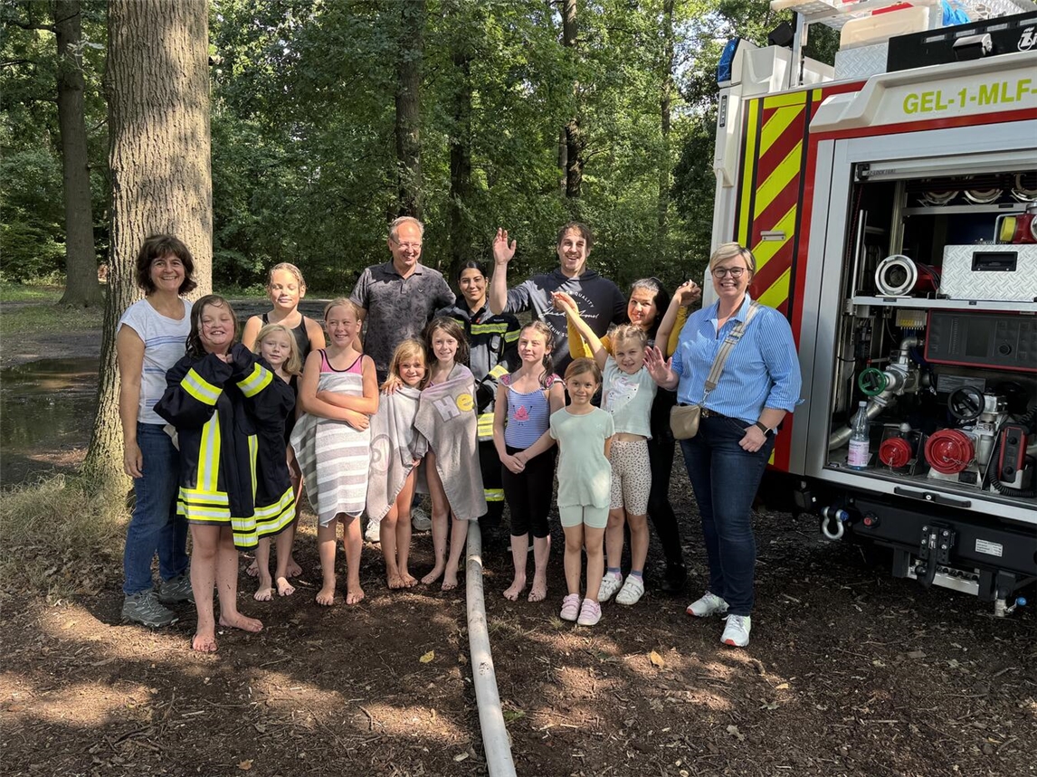 Besuch der Gelderner Feuerwehr bei Ferienspielen für Kinder, Sommeraktivität, Stadt Geldern. Foto von Gossens