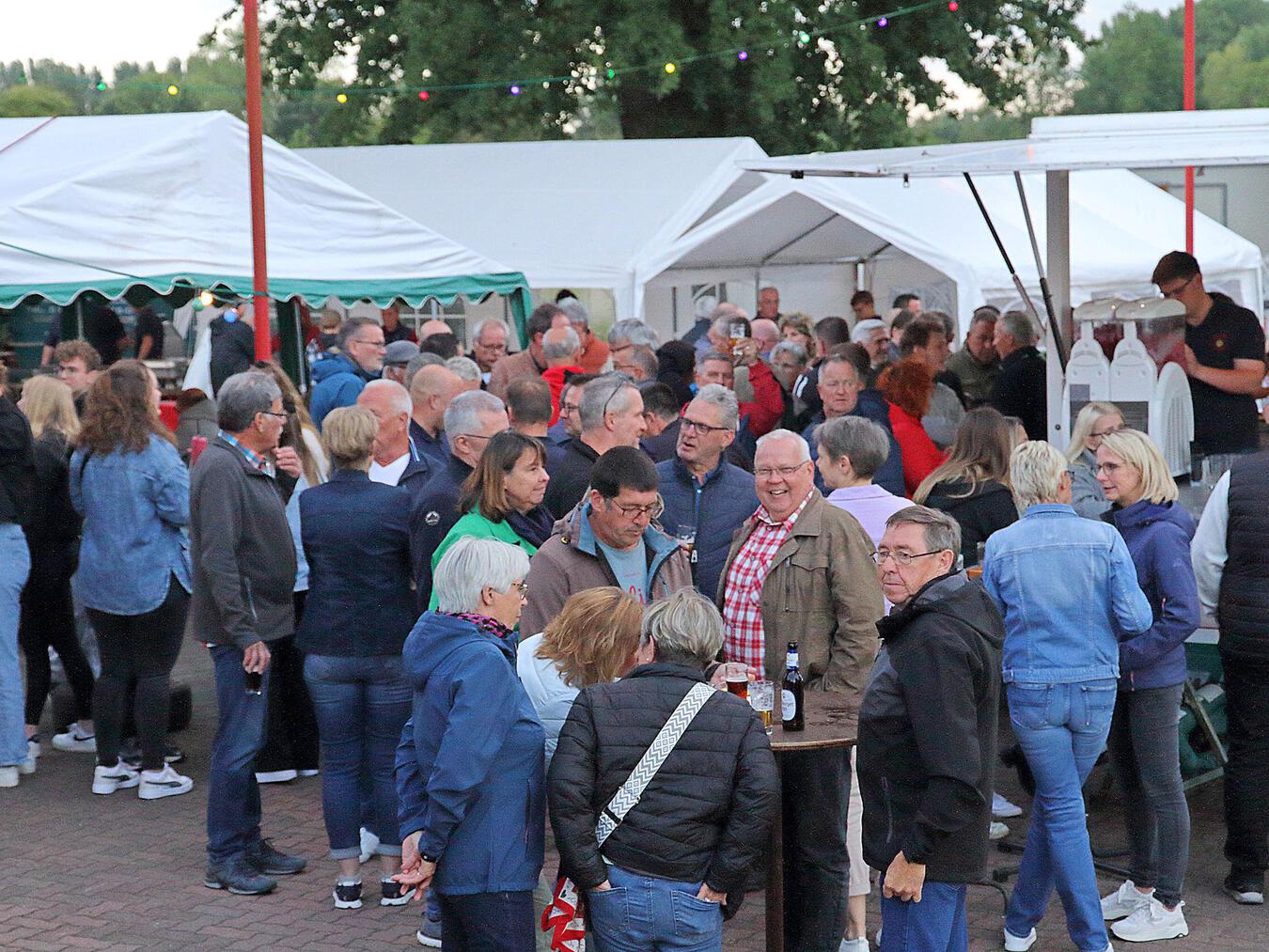 Im vergangenen Jahr konnte das kühle Wetter der Stimmung keinen Abbruch tun. Viele Gäste kamen zum Gerätehaus. Und die Aussichten für kommendes Wochenende sind vielversprechend... NN-Foto (Archiv): Theo Leie