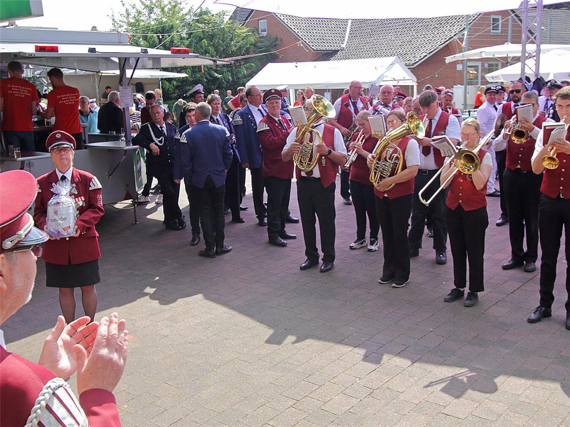 Im vergangenen Jahr spielten etliche Spielmannszüge und Musikvereine – hier der Musikverein Obermörmter– zu Ehren des Veener Tambourcorps auf. NN-Archivfoto: Theo Leie