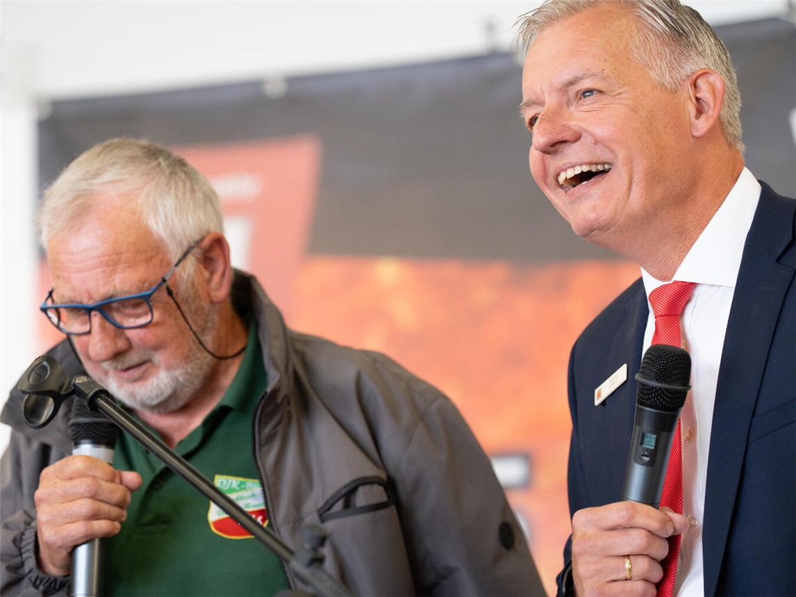 Bernd Zibell im Gespräch mit Matthias Theunissen von DJK Labbeck-Uedemerbruch, aufgenommen von Jörg Parsick-Mathieu.