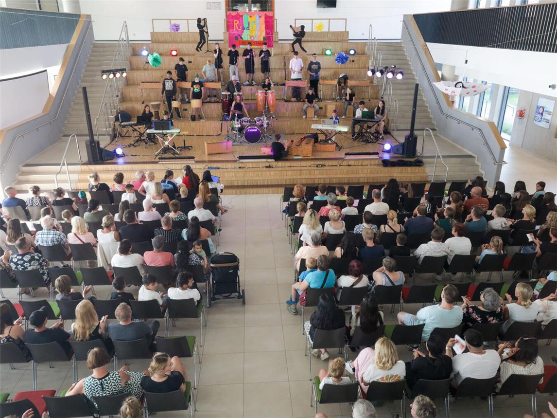 Im vollbesetzen Forum der Schule erlebten die Besucher ein mitreißendes Programm der jungen Musiker. Foto: privat