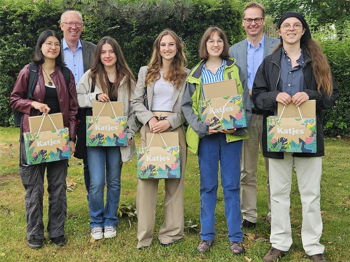 Im Vordergrund die fünf Teilnehmer des Lions-Youth-Exchange. Im Hintergrund Klaus Hegel (l.) und Bastian Fassin. Foto: Lions Club Emmerich-Rees