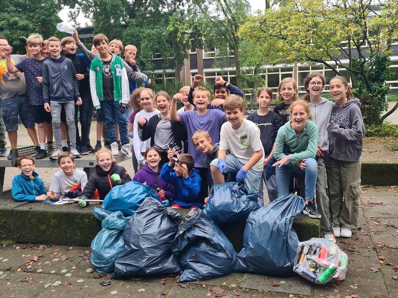 Im vorigen Jahr beteiligten sich auch Schulen an der Müllsammelaktion – unter anderem das Friedrich-Spee-Gymnasium.Archivfoto: FSG