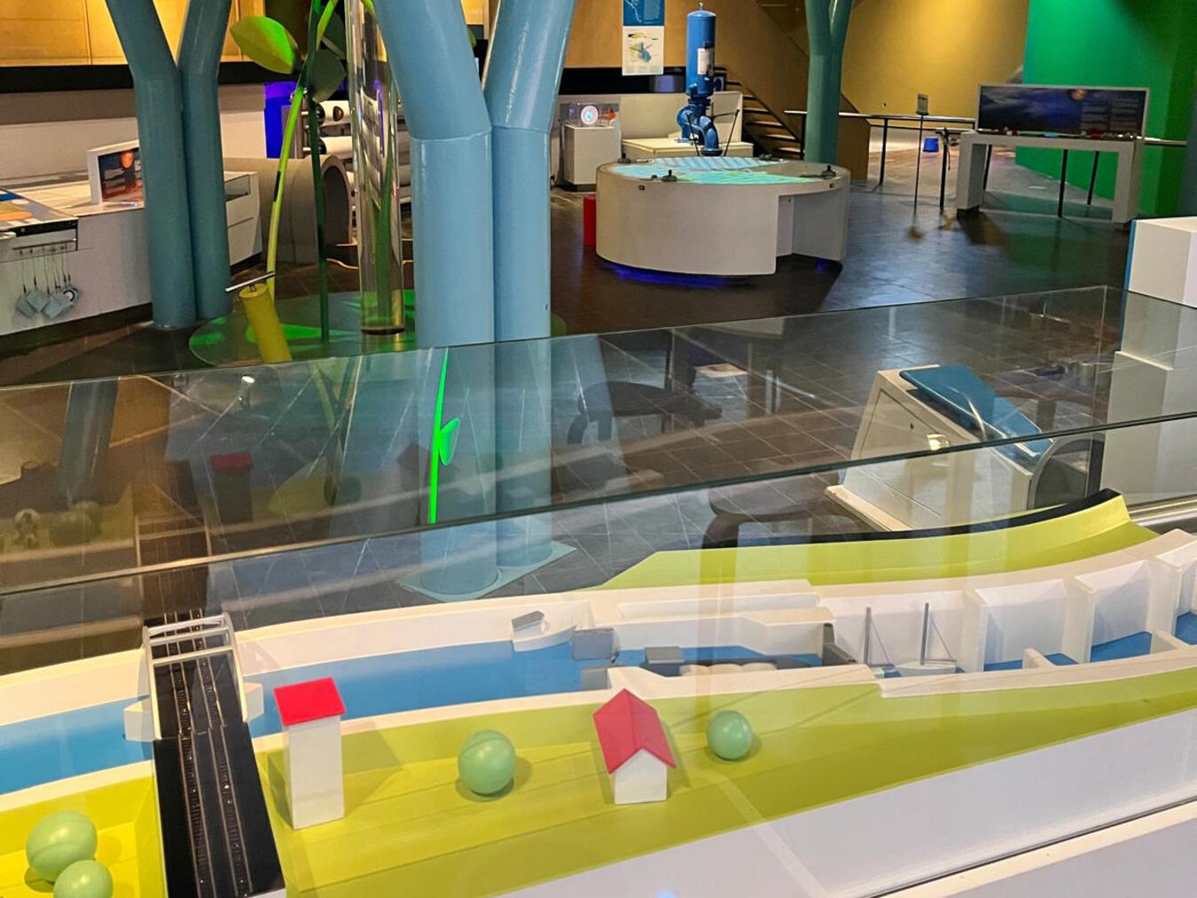 "Interaktive Ausstellung im Watermuseum mit modernen Installationen"