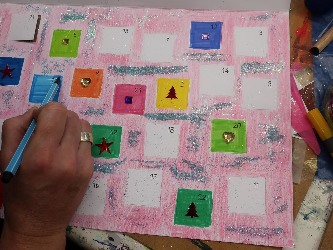 Im wilden Kunstaterlier gestalten Kinder bald ihren eigenen Adventskalender Foto: NMK