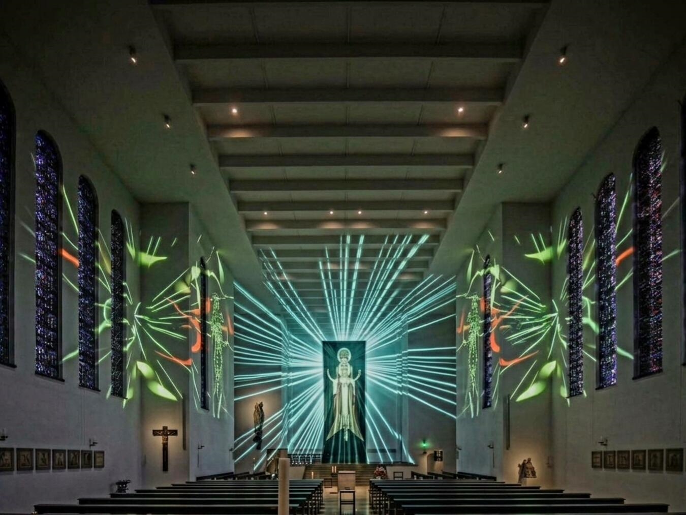 "Tradition trifft Moderne: Konzertabend der Willibrordmusik Kleve, Musiker auf Bühne in stimmungsvoller Beleuchtung"