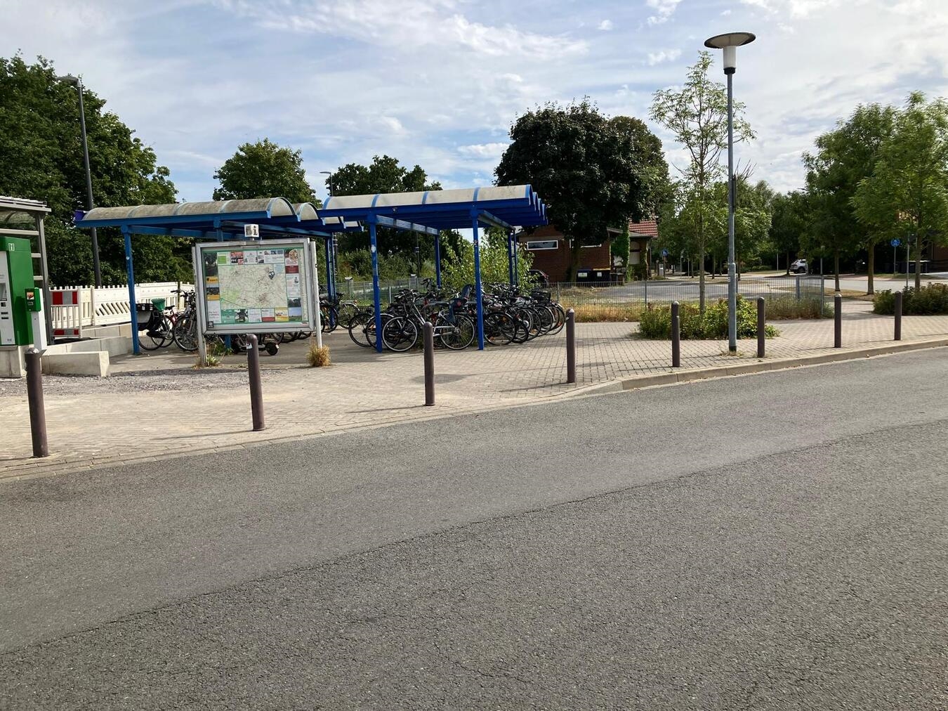 Im Zuge der Maßnahme wird die bestehende überdachte Fahrrad-Abstellanlage zur Hälfte zurückgebaut und durch die neuen Radboxen ersetzt. Foto: Gemeinde Alpen