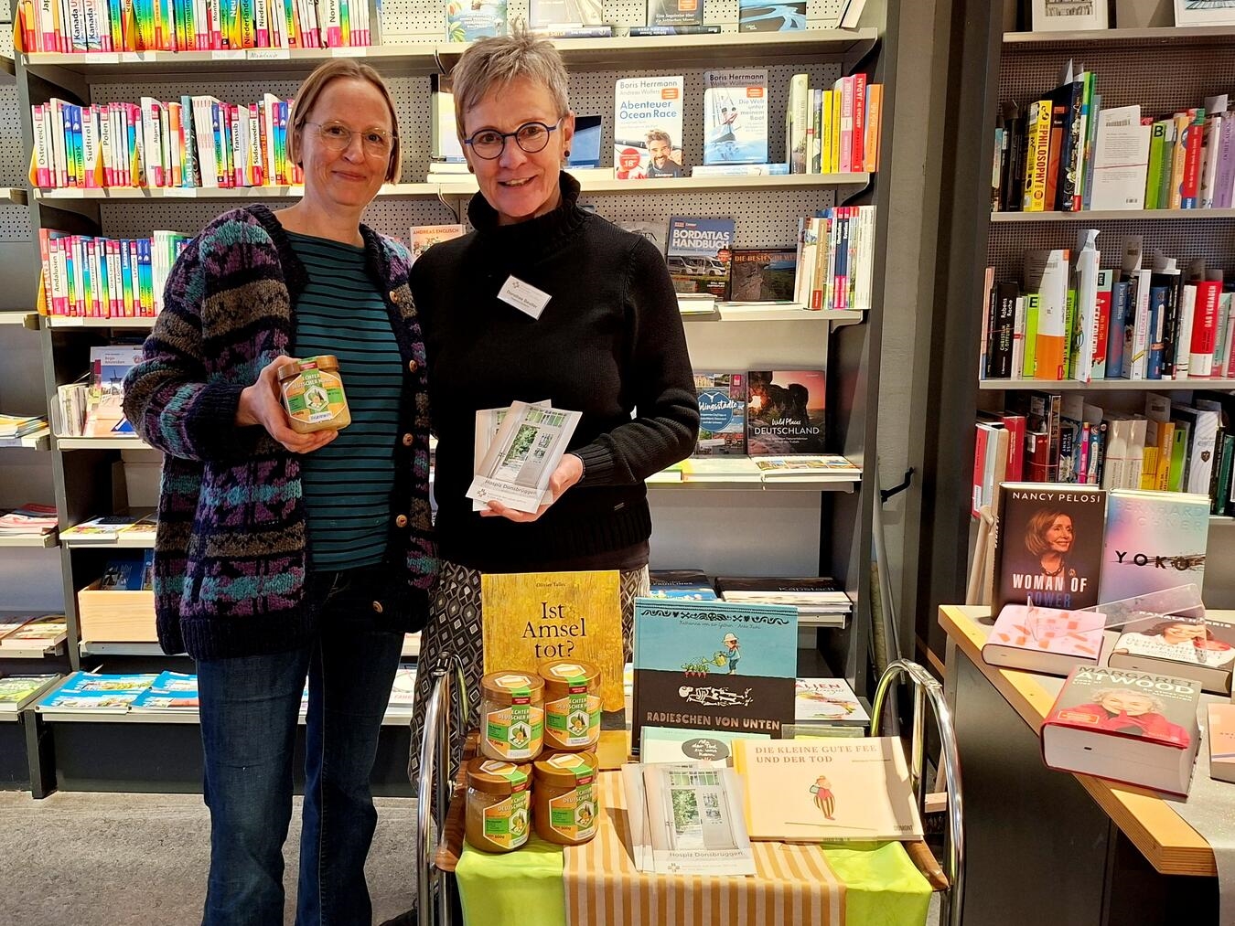 Imkerin Anja Hauswald und Dorothee Beulter vom Hospiz Donsbrüggen zum Auftakt der Spendenaktion „Honig fürs Hospiz“ in der Buchhandlung Hintzen. Foto: Buchhandlung Hintzen