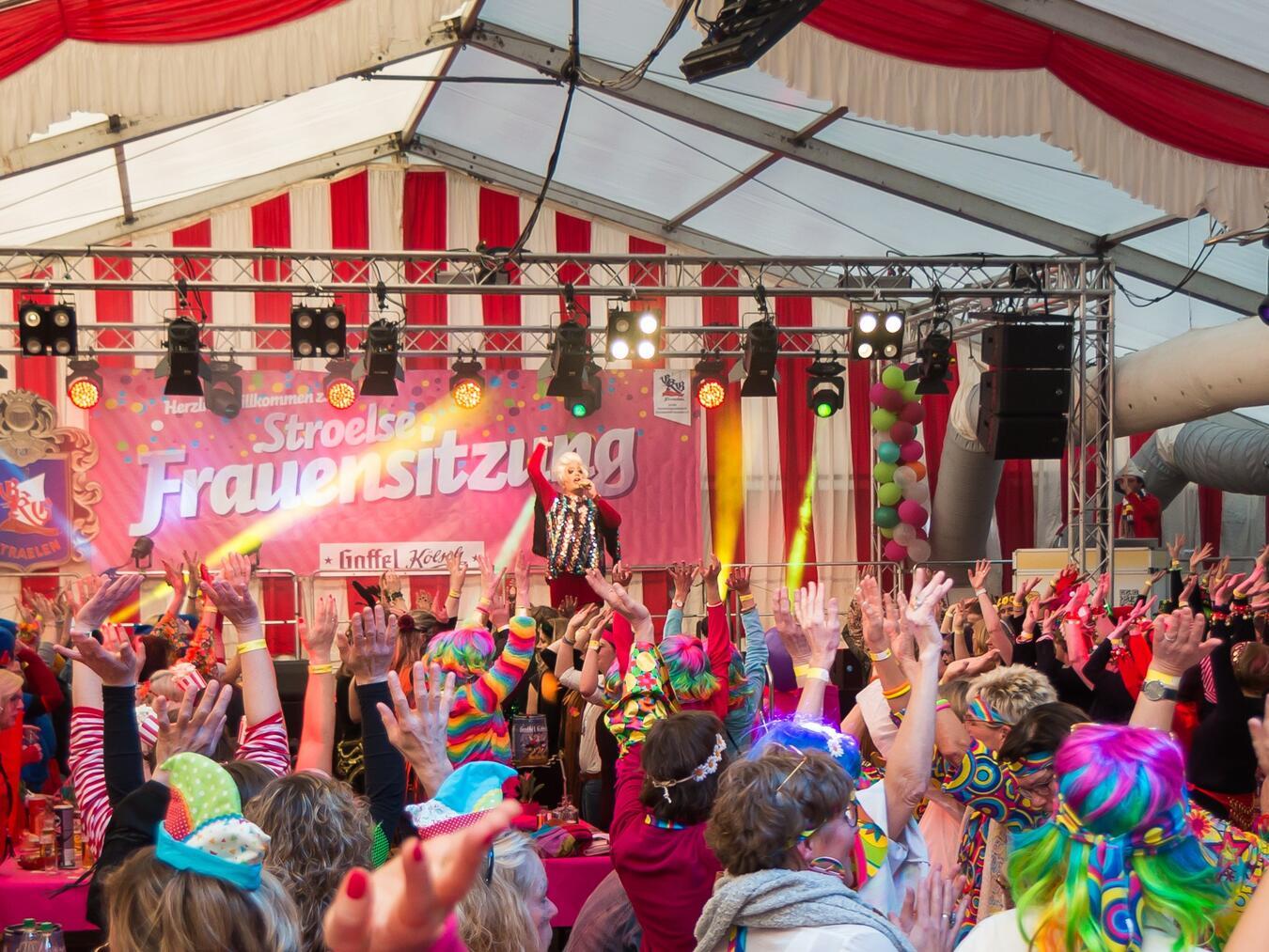 Immer wieder ein Spektakel – die Frauensitzung der GKG Narrenschiff.Foto: Bernd Kolterjahn
