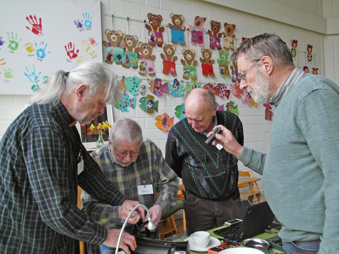 Uedem: Repair-Café und Hilfe beim Umgang mit Handy und Co. In 70 Prozent der Fälle konnten die ehrenamtlichen Reparateure seit 20222 helfen. Foto: privat