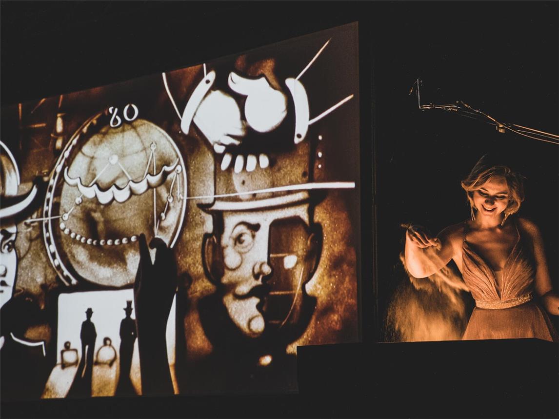 „In 80 Tagen um die Welt“ lautet der Titel der Show, mit der Irina Titova, die „Queen of Sand“, am 11. April 2025 im Bühnenhaus Kevelaer gastiert. Foto: Hans Eder