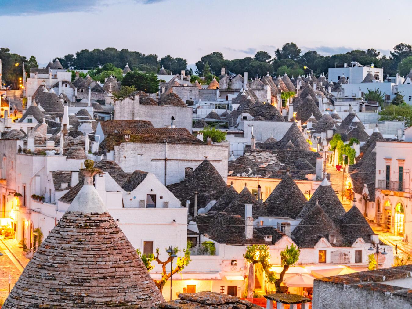 In Alberobello machen die „Trulli“, weiße Häuser mit ihren kegelförmigen Dächern, das Stadtbild aus. Foto: Zedspider - stock.adobe.com