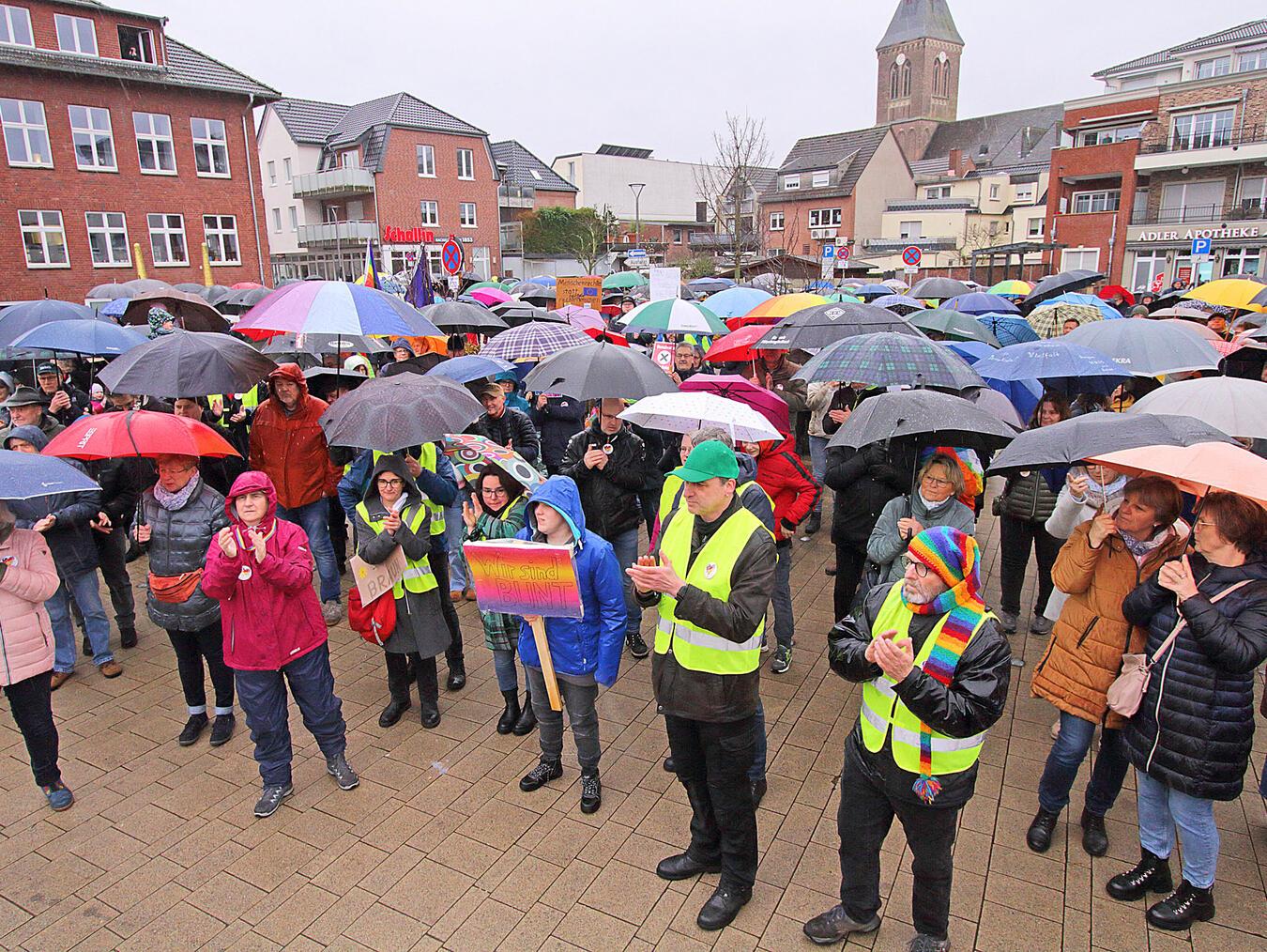 In Alpen trotzten am Sonntag 500 Menschen dem Wetter, um für die Demokratie einzustehen.