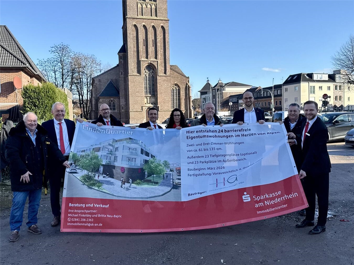 In Blickrichtung zur St. Ulrich-Kirche in Alpen wird ein Wohn- und Geschäftshaus errichtet. NN-Foto: SP