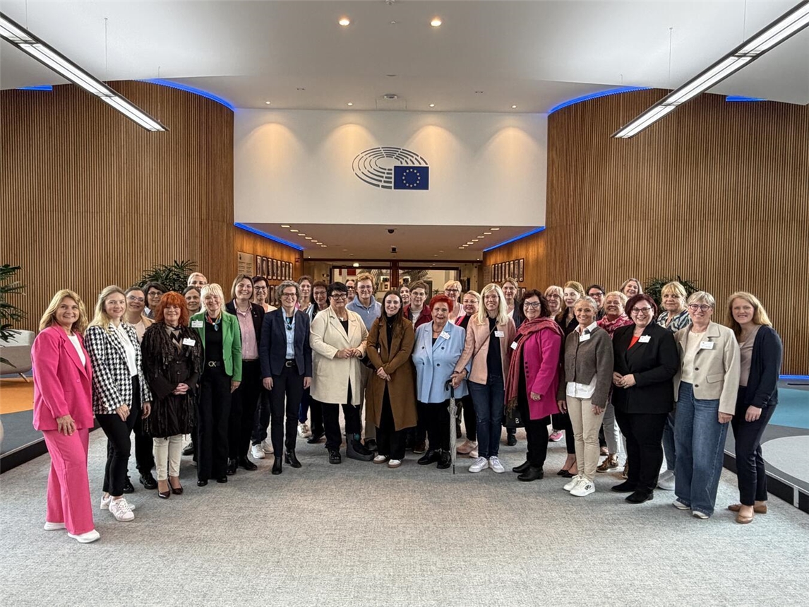 "Geschäftstreffen in Brüssel, Diskussion wichtiger Themen, Konferenzraum, internationale Delegierte"