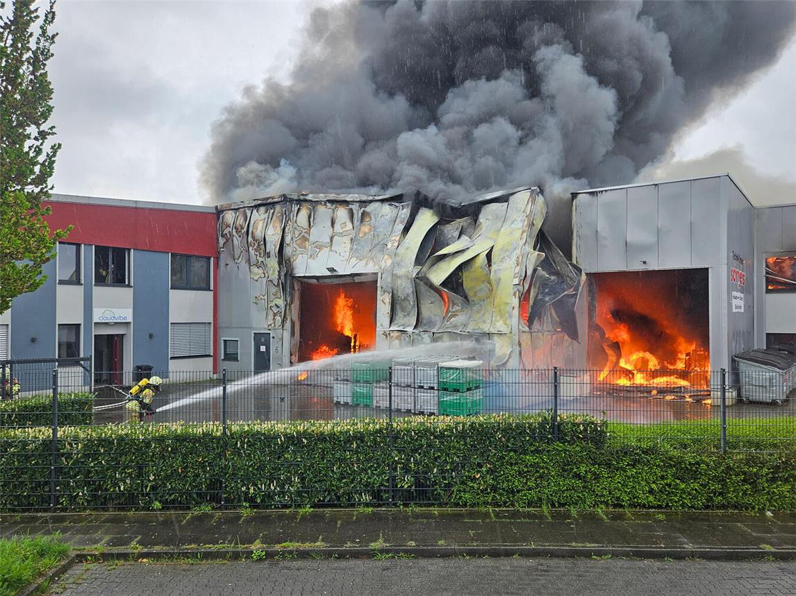In dem betroffenen Gebäude waren zwei Firmen sowie eine Werkstatt für Menschen mit Behinderung ansässig. Foto: Dennis Fleuren