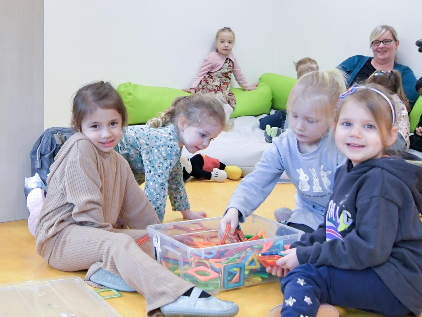 In dem neuen Anbau der Praester Kita, der aus elf mobilen Einheiten besteht, haben sich die „Abenteuerland“-Kinder schnell eingelebt. NN-Foto: Rüdiger Dehnen