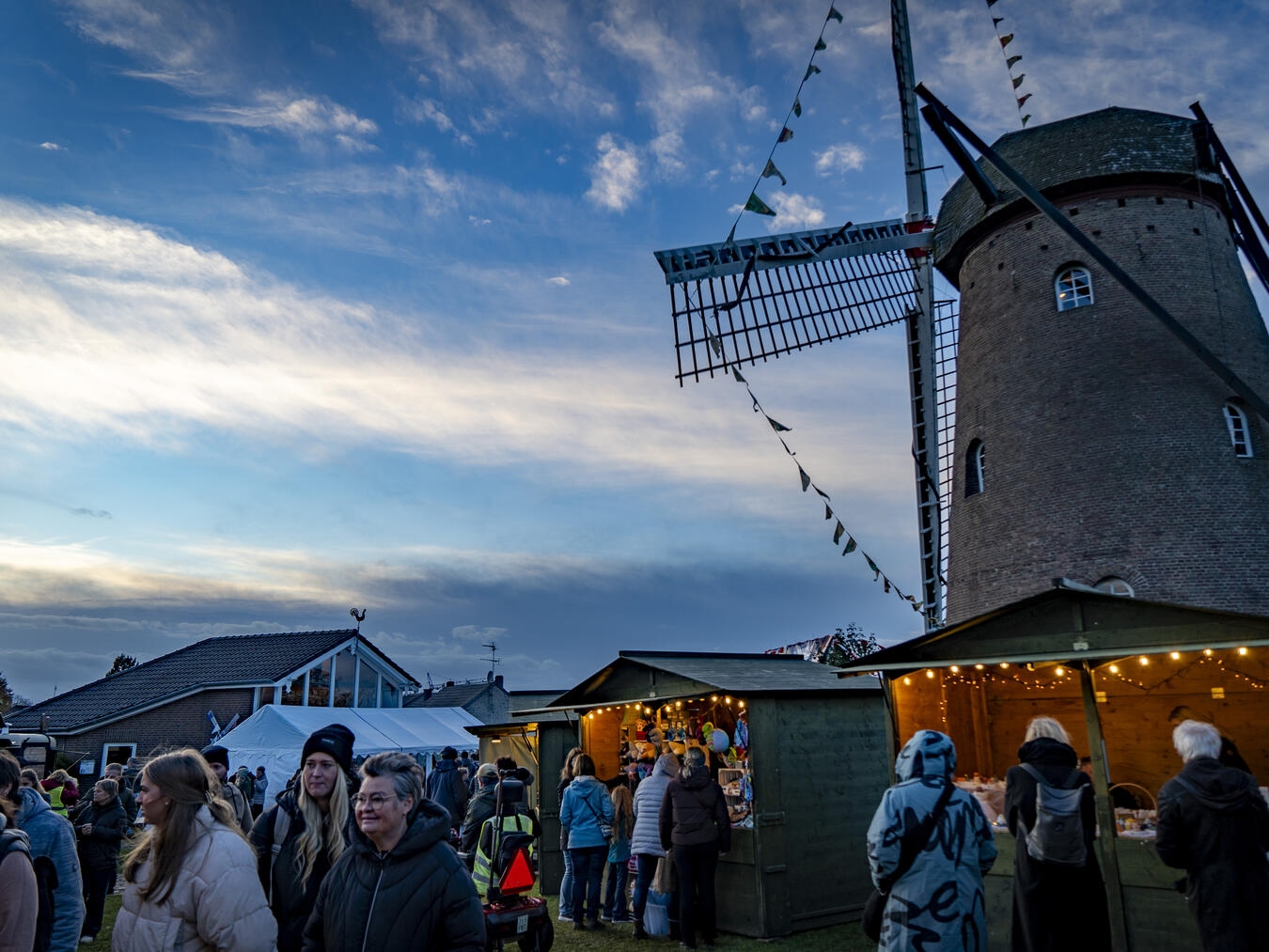 Kunst und Kulinarik beim „Novemberleuchten“ in Elten Stimmungsvolle Beleuchtung bei Abenddämmerung um historische Mühle herum, idyllische Abendatmosphäre.