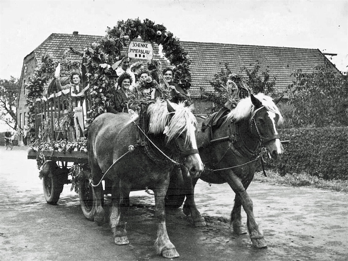 "Pferde ziehen historischen Festwagen, Anfangsjahre, traditioneller Umzug, nostalgisches Bild, Foto: privat"