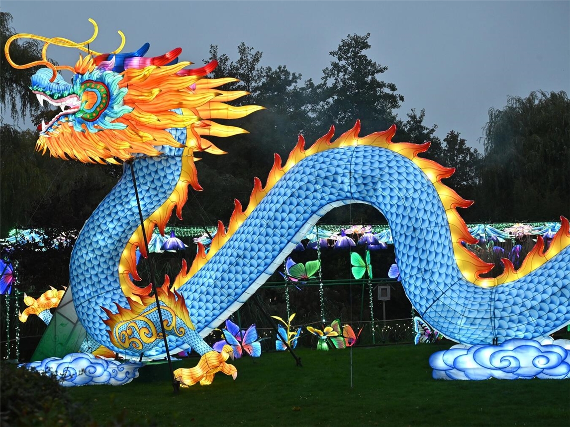 Alle lieben China Lights In den ersten beiden Wochen der Ausstellung haben sich mehr als 20.000 Besucher von der chinesischen Laternenkunst verzaubern lassen. Foto: Tiergarten Kleve