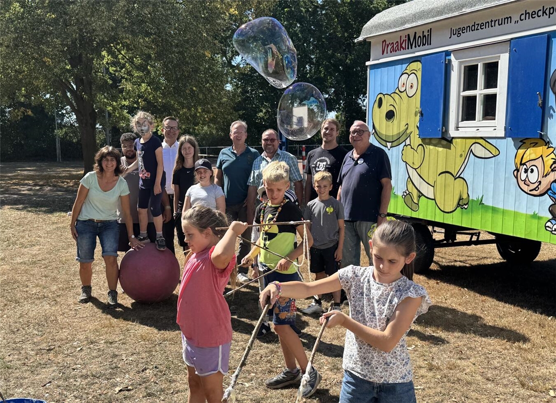 "Ferienspiele Geldern: Kinder genießen Sommeraktivitäten im Freien, organisiert von Stadt Geldern. Foto: Stadt Geldern/Leeder"