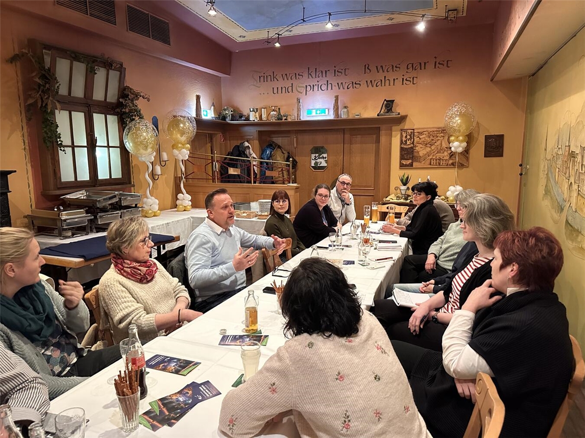 In den Lindenstuben fand der erste Gelderner City-Stammstisch statt, bei dem die Teilnehmenden über die verkaufsoffenen Sonntage und die Gelderner Winterbeleuchtung diskutierten.Foto: Stadt Geldern/Terhorst