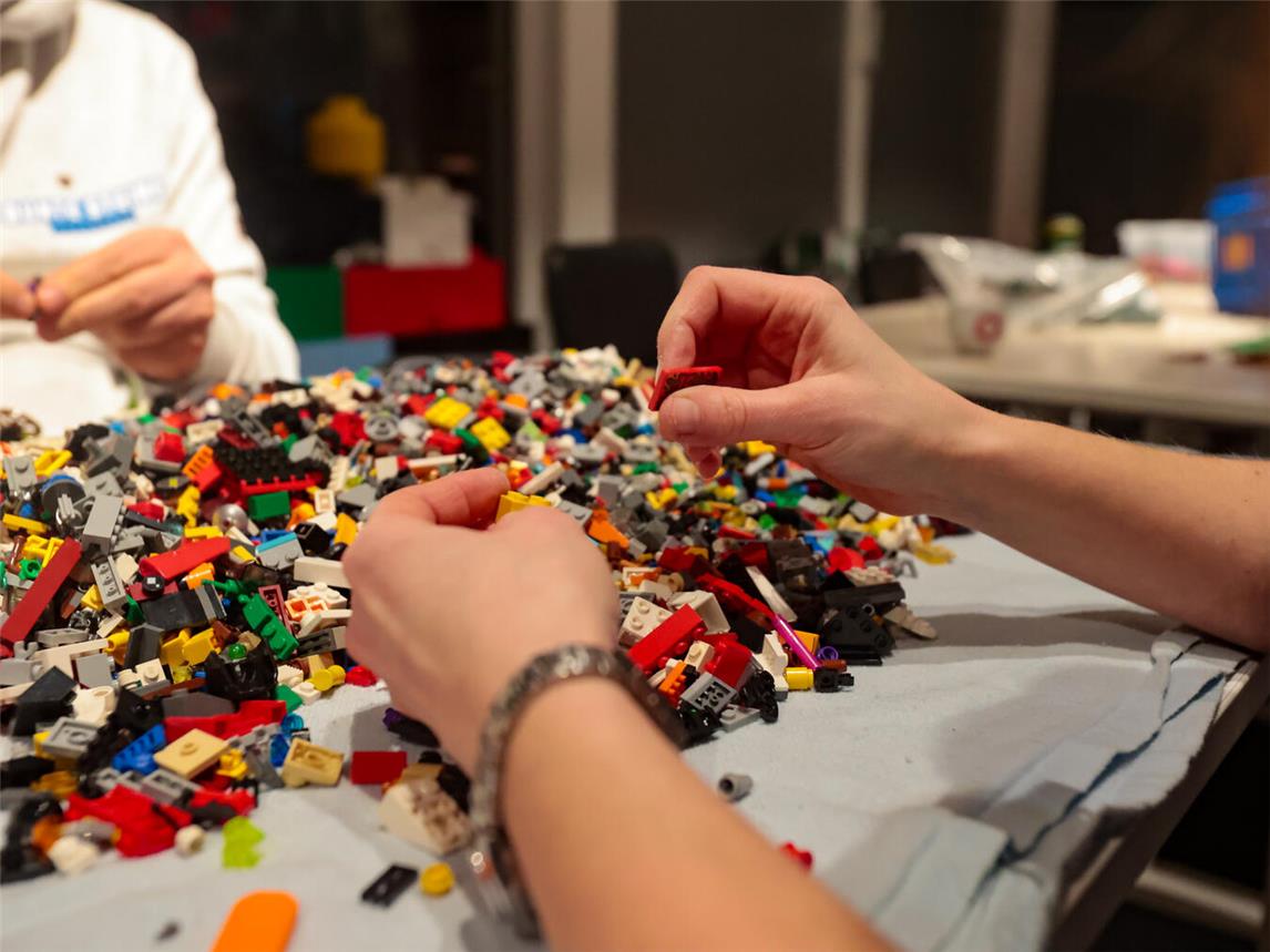 In den Museumsräumen ist erstmals die Bunte Steine Werkstatt aus Bochum zu Gast. Foto: Sebastian Sendlak/wave.inc