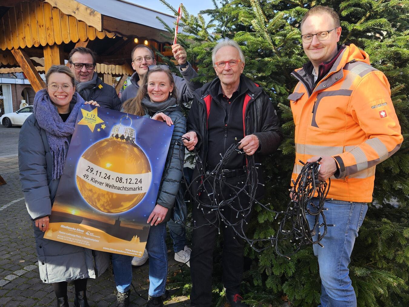In den Startlöchern: Die Organisatoren um (v.l.) Kristina Janßen (WTM), Dirk Janßen (Vorsitzender Schausteller-Verband Kleve-Geldern), Tim Tripp (Verein Klever Weihnachtsmarkt), Mina van Lutterfeld (WTM), Hans-Bernd de Graaff (Technik) und Steffen Roters (USK) freuen sich auf einen stimmungsvollen Markt. NN-Foto: vs