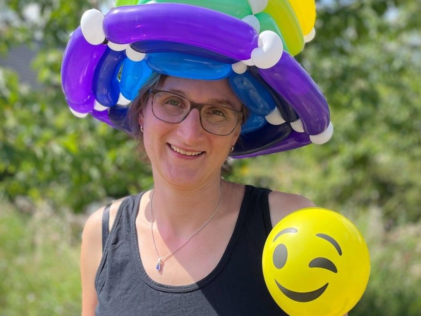 In den vergangenen Jahren war sie nicht nur bei den kleinen Besuchern ein besonderer Höhepunkt des Abends. Die „Ballonkünstlerin Eva“ löst immer wieder mit ihren künstlerisch gestalteten Luftballon-Figuren große Begeisterung aus. Ob bunte Blumensträuße, lustige Kopfbedeckungen oder interessante Tierfiguren; ihr Repertoire ist unerschöpflich. Auch in diesem Jahr ist sie in der Zeit von 18 bis circa 21 Uhr wieder beim Brunnenfest dabei.Foto: privat