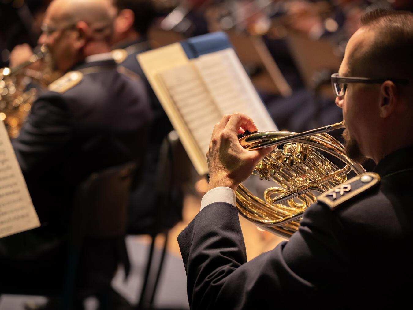 In der Aula der Gocher Gaesdonck erklingt „Luftwaffen-Sound“. Foto: Luftwaffe/Jennifer Heyn