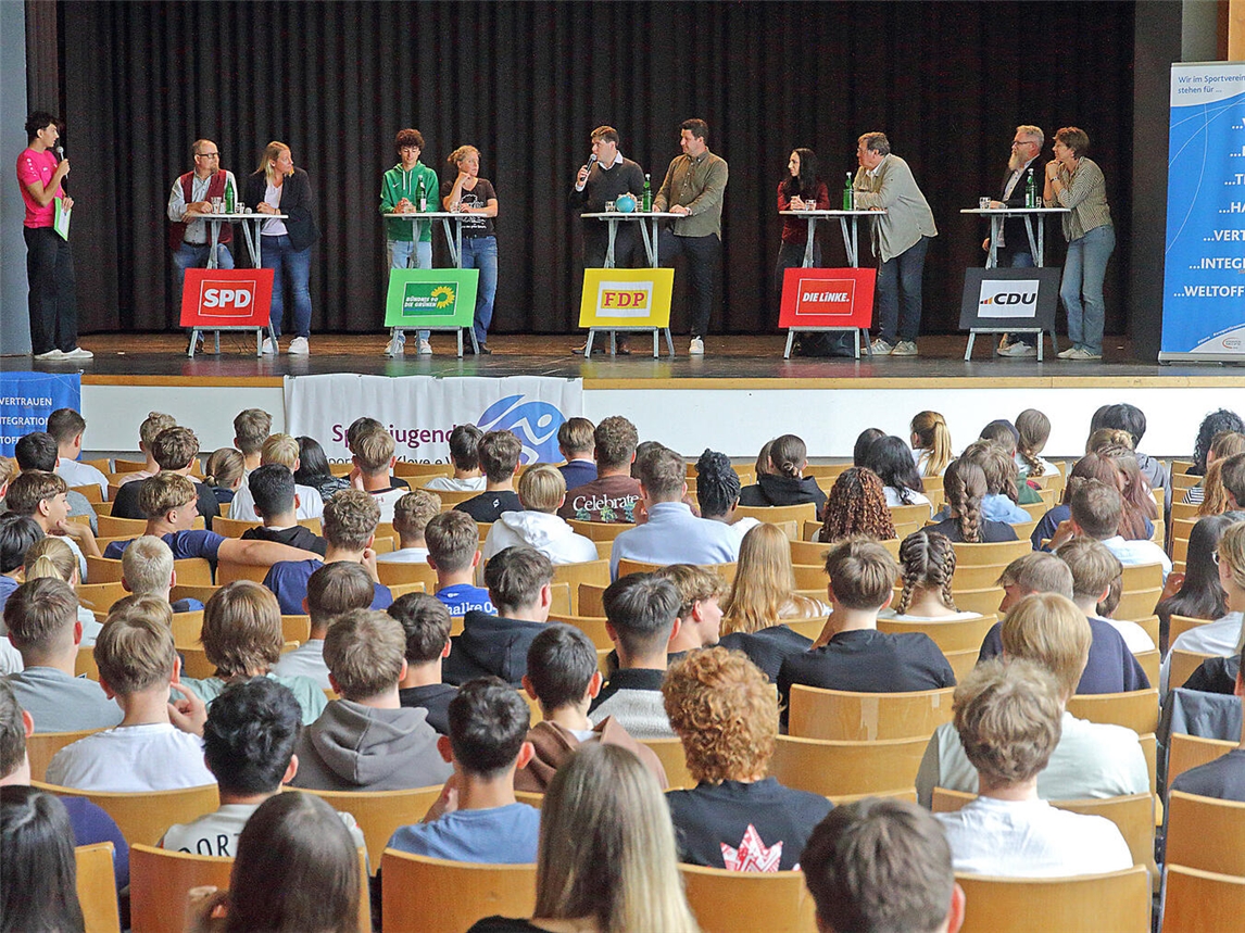 In der Aula des Lise-Meitner-Gymnasiums Geldern stellten sich die Politiker den Fragen der Schüler.NN-Foto: Theo Leie