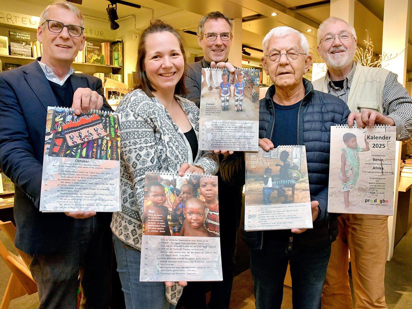 In der Buchhandlung Hintzen wurde jetzt der neue Kalender vorgestellt. NN-Foto: Rüdiger Dehnen