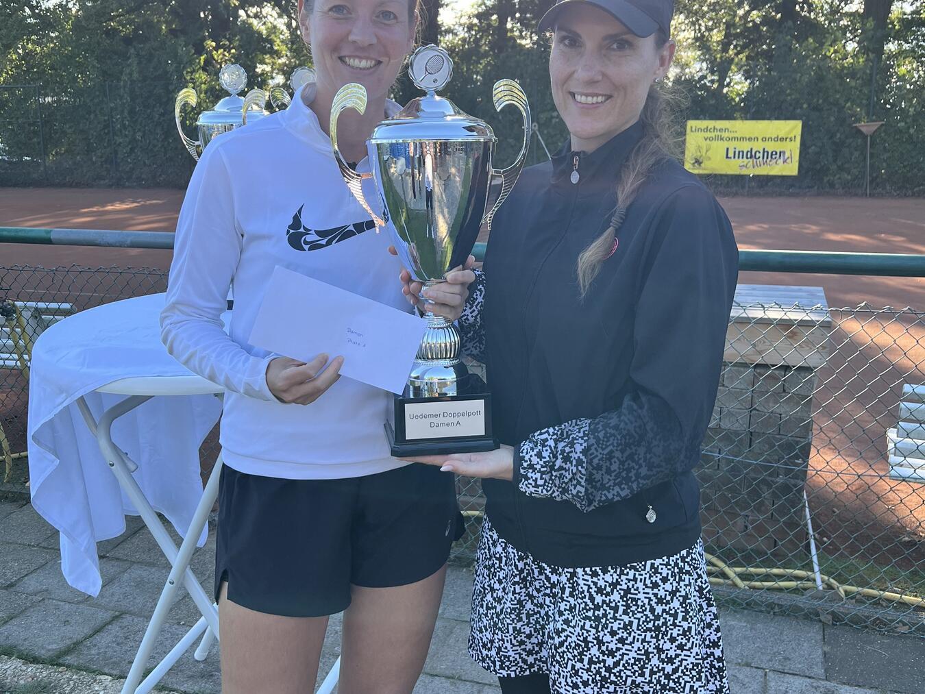 Tennis Club Uedem veranstaltete zum 30. Mal den „Uedemer Doppelpott“ In der Damen-Konkurrenz holten sich einmal mehr Alexandra Nitsche (r.) und Resie Hoeijmakers (l.) den Titel.