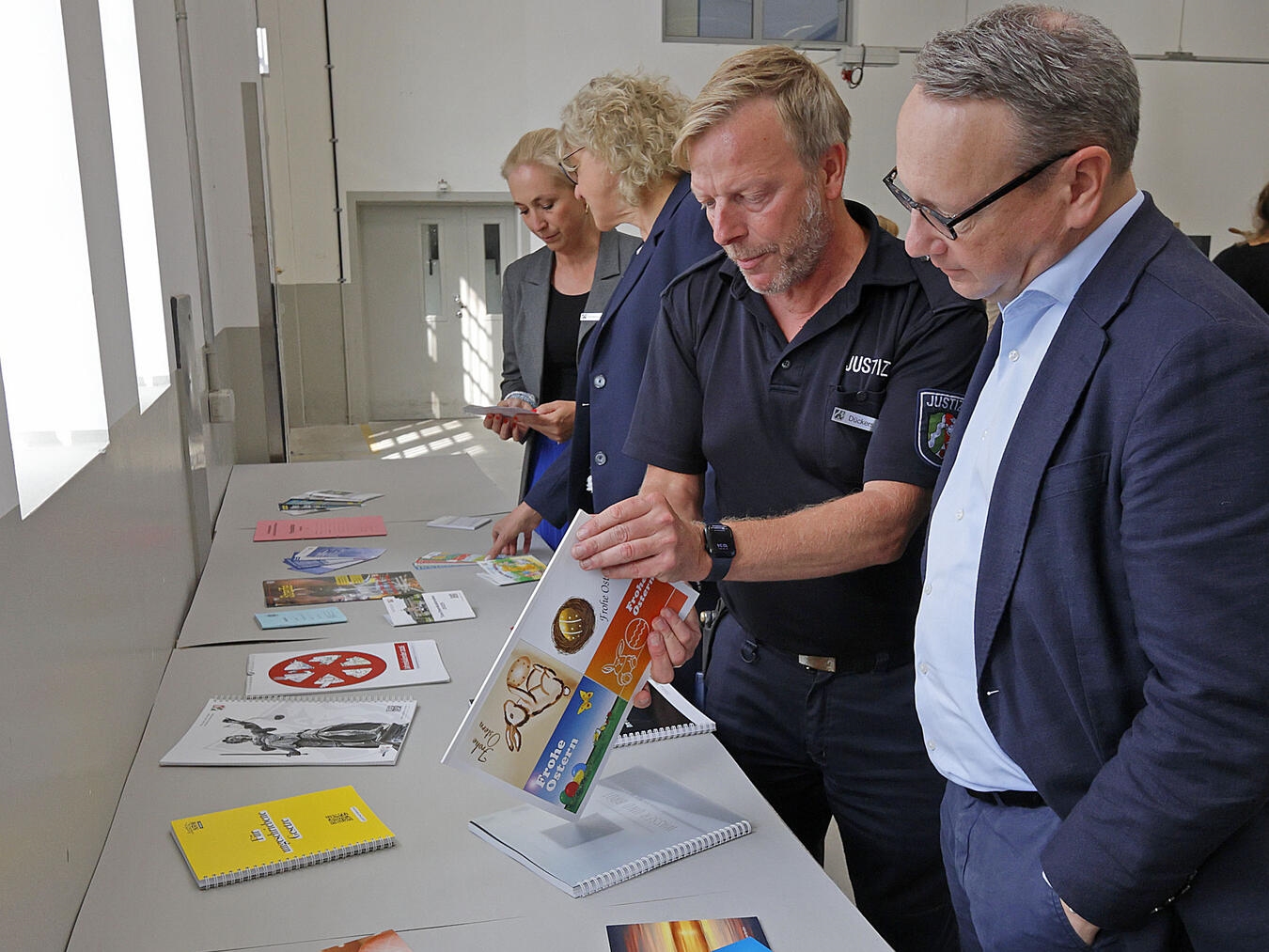Ein Funke Normalität: Berufsausbildung im Strafvollzug In der Druckerei der JVA Geldern werden Produkte wie Broschüren und Blöcke für verschiedene Behörden gefertigt. Die Gestaltung, der Druck und der Versand werden in der Anstalt unter Beteiligung der Häftlinge abgewickelt.