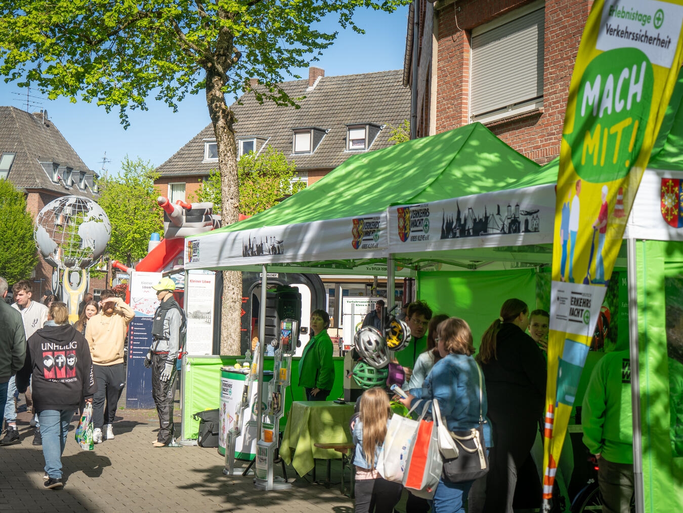 "Trödelmarkt in Emmericher Innenstadt beim verkaufsoffenen Sonntag, Menschen beim Stöbern"